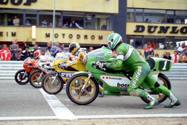 Mang, de volta às cores da Kawasaki em 1981. Note a largada com motor desligado, com os pilotos empurrando a moto para ela funcionar. Foi assim até o final de 1986.