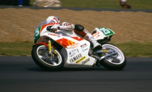 A Yamaha TZ do brasileiro Alex Barros na temporada de 1989.