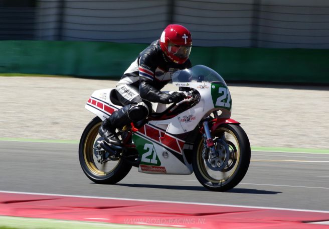 O brasileiro Bob Keller e sua Yamaha TZ: quinto lugar na classificação provisória do campeonato.