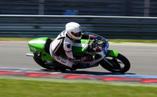 Guy Bertin (Kawasaki) lidera a categoria 350. (Hendrik Jan Lotterman/ICGP Brasil)