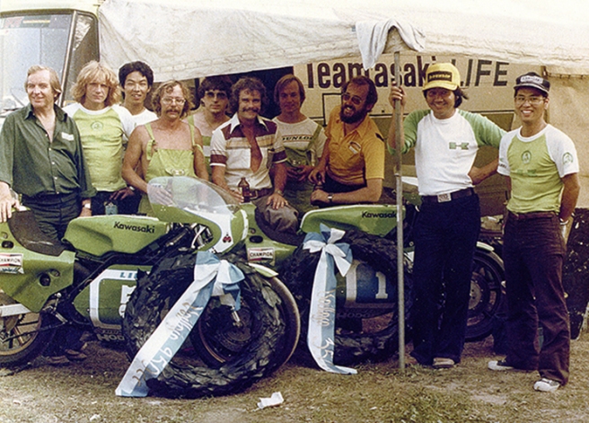 A equipe da Kawasaki na década de 1970. De bigode e camisa aberta no peito, Kork Ballington. à direita, Ken Yoshida (de boné amarelo) e "Bud" Sato.